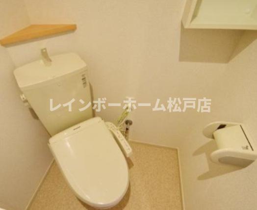トイレ　落ち着いた色調のトイレです