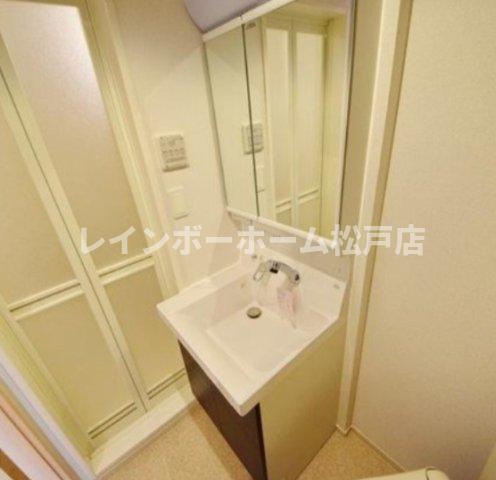 洗面設備　明るい洗面所です