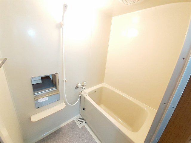 バス・シャワールーム　コンパクトで使いやすいお風呂です