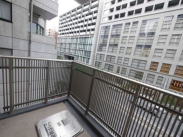 バルコニー　開放的で明るい空間を演出してくれるバルコニーです
