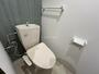 トイレ　嬉しい温水洗浄便座付きのトイレです。