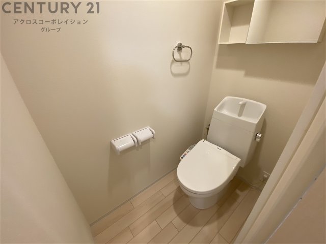 トイレ　温水洗浄便座付きのトイレです♪