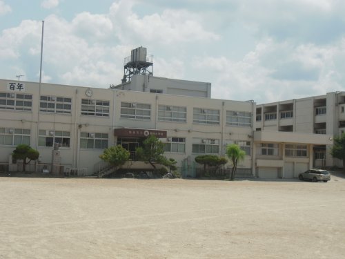 小学校　奈良市立飛鳥小学校（小学校）まで409m