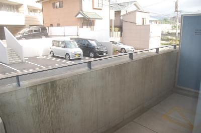 バルコニー　陽当たり良好バルコニー。同物件別号室参照。