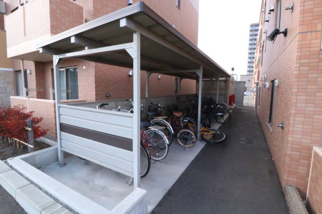 駐車場　屋根付き！駐輪スペース♪
