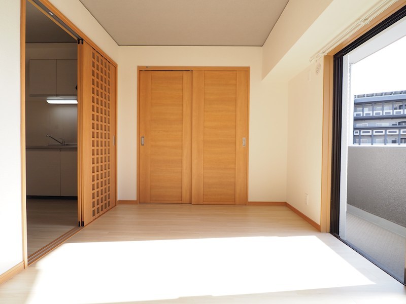 その他部屋・スペース　洋室も広めでベッドが置きやすい。