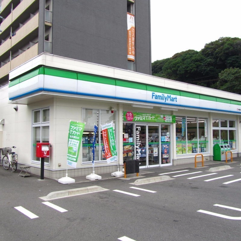 コンビニ　ファミリーマート 折尾堀川町店（コンビニ）まで653m
