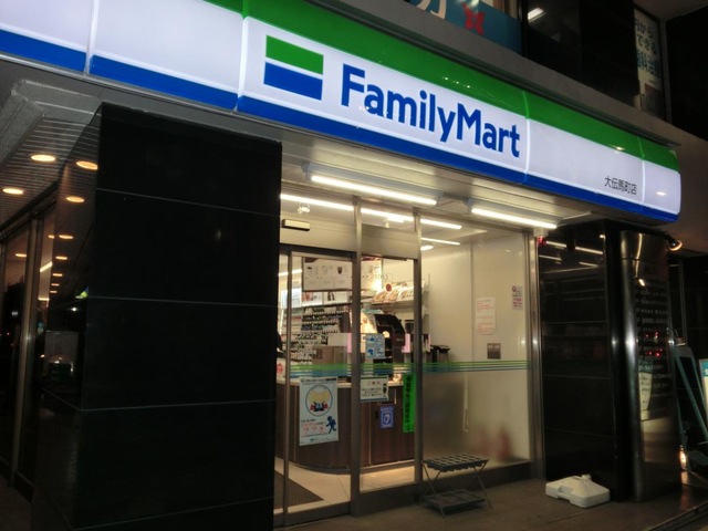 コンビニ　ファミリーマート大伝馬町店（コンビニ）まで115m