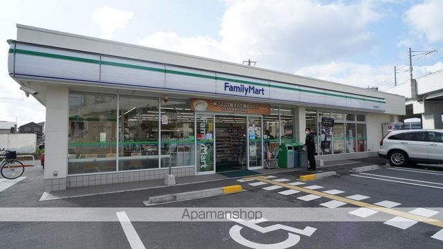 コンビニ　ファミリーマート（コンビニ）まで200m