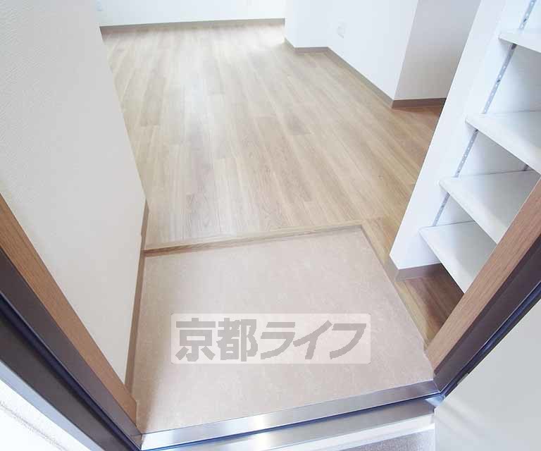 地下鉄東西線 太秦天神川駅 徒歩5分 3階建 築10年の玄関写真