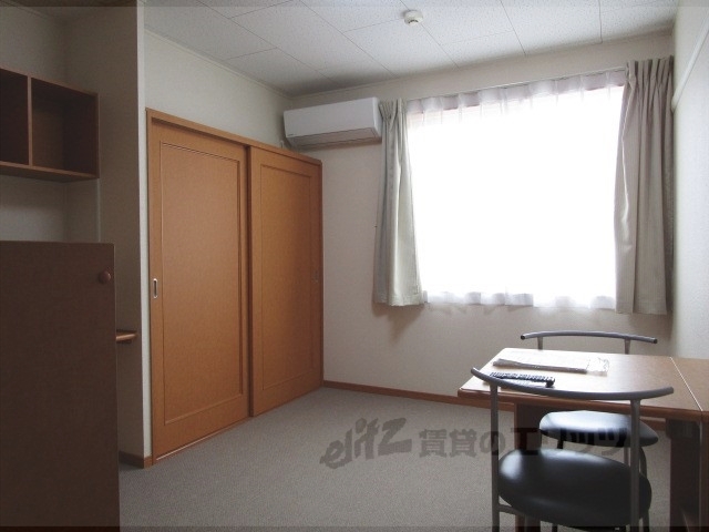 レオパレスLAKECITYの居間写真