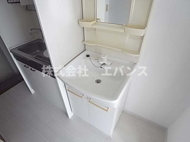 洗面設備　独立洗面台、小物を置くことができて便利です