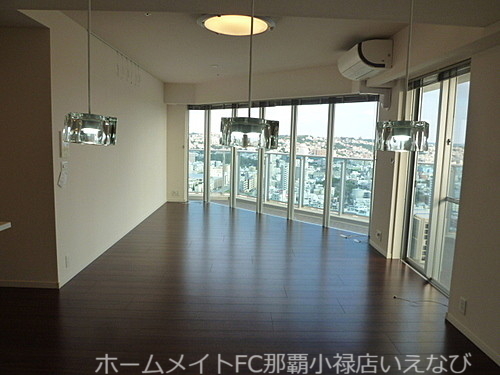 沖縄都市モノレール おもろまち駅 徒歩5分 30階建 築14年の居間写真
