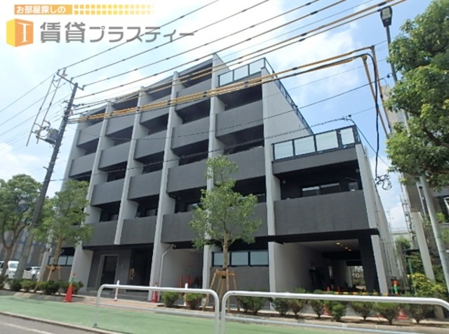 建物外観　モノトーンな外観が住宅地に調和する。