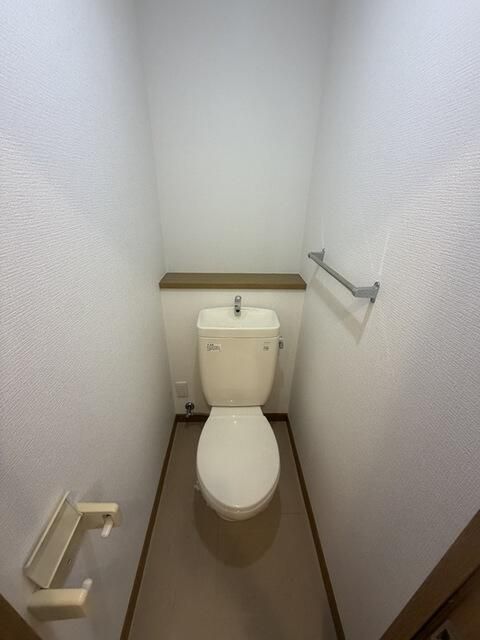 ＪＲ中央線 市ケ谷駅 徒歩7分 4階建 築22年のトイレ写真