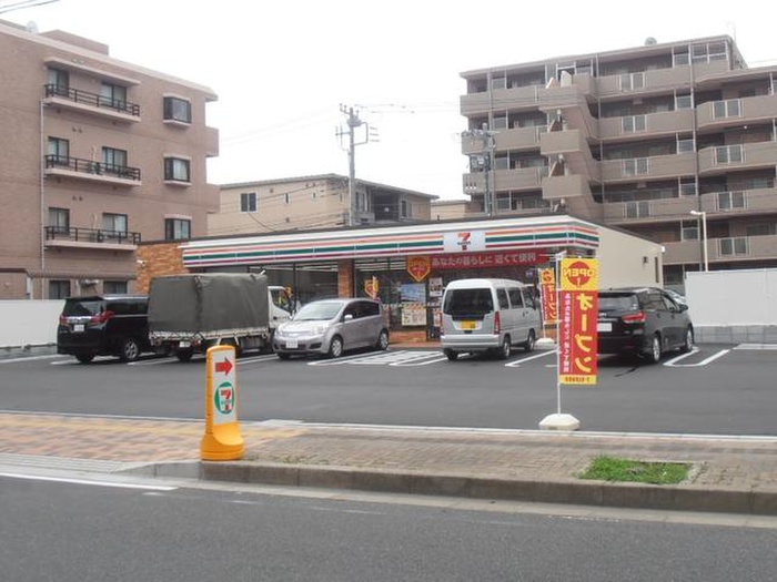 コンビニ　セブンイレブン（コンビニ）まで217m