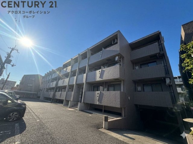 建物外観　敷地内に駐車場があります♪オートロック完備♪