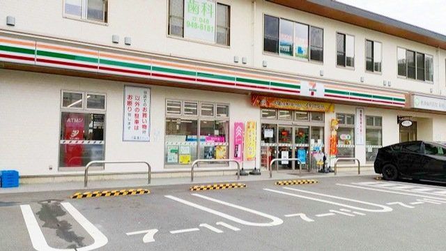 コンビニ　セブンイレブン草加新田駅東口店（コンビニ）まで320m