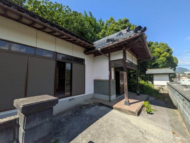 庭　建物の側面と敷地
