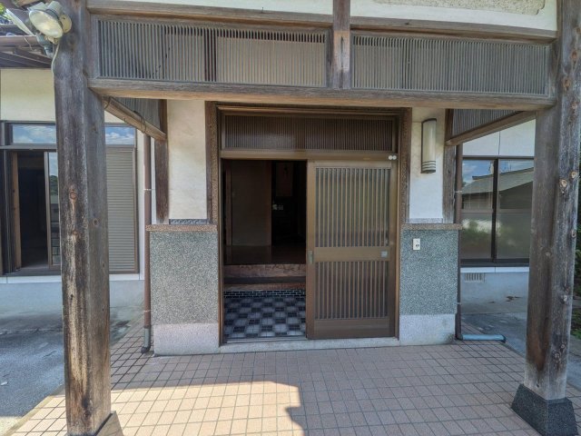 玄関　瓦屋根のポーチ付きの玄関