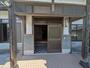 玄関　瓦屋根のポーチ付きの玄関