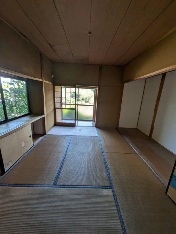 眺望　和室6帖。窓が2方向にあります