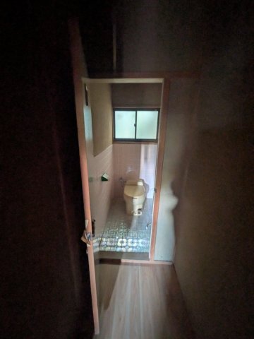 トイレ　トイレは汲取式です。簡易水洗への変更はご相談ください