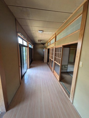 その他　縁側に面した廊下。掃き出し窓が並びます
