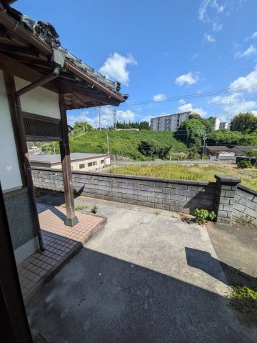 建物外観　高台に建つ平屋です。軒先から前面の眺め。敷地は591平米（約