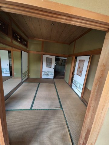 居室・リビング　和室8帖の座敷。欄間のある続き間です