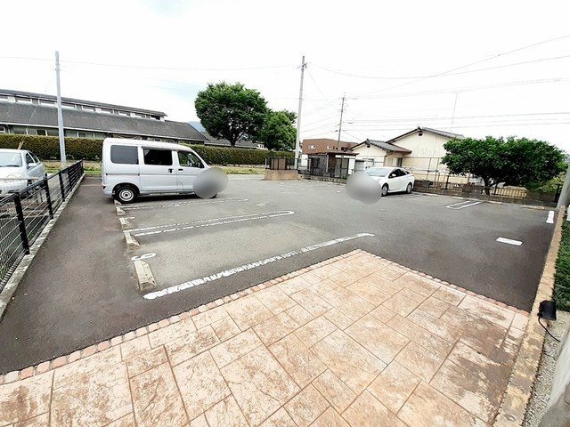 駐車場　駐車場があるので、車を買う予定の方も安心です