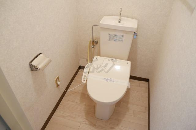 トイレ　嬉しいウォシュレット付きのトイレ！便座温かいですよ♪
