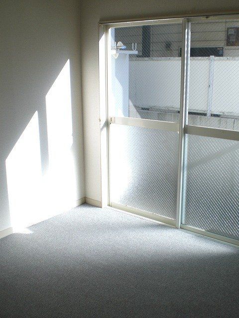 居室・リビング　居室によって床材が違う可能性がございます。