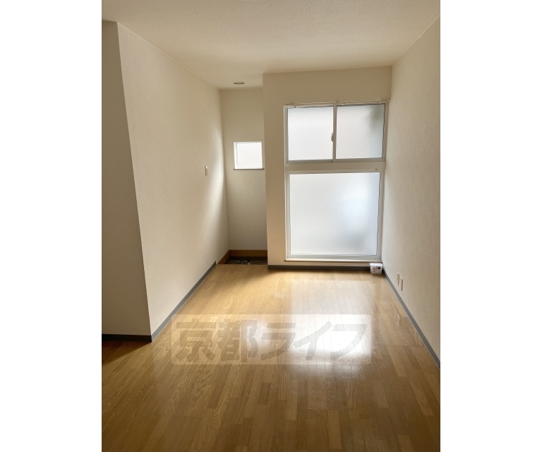 居室・リビング　全４戸の全室角部屋です。２面窓があります。