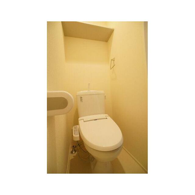 トイレ　洗浄機能便座付きのトイレです☆　上部の棚は収納にご利用下さい