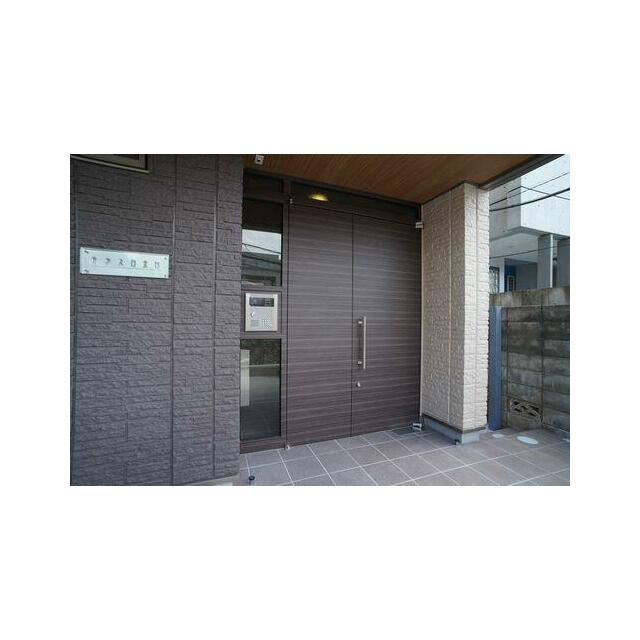 エントランス　オートロック仕様の共用玄関です。
