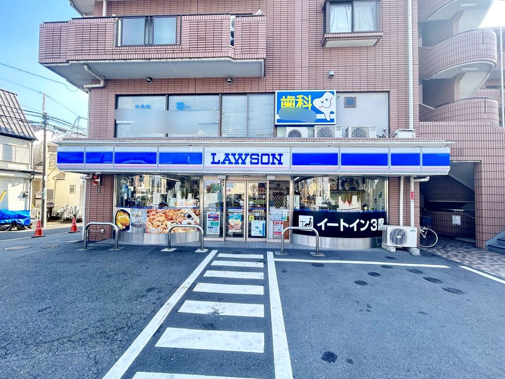 コンビニ　ローソン鎌田三丁目店（コンビニ）まで300m