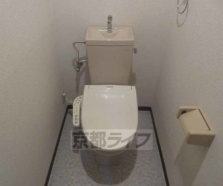 トイレ　嬉しいウォシュレット付き・