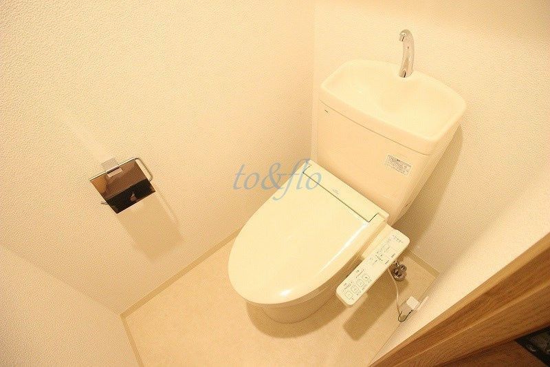 東急東横線 新丸子駅 徒歩4分 8階建 築6年のトイレ写真