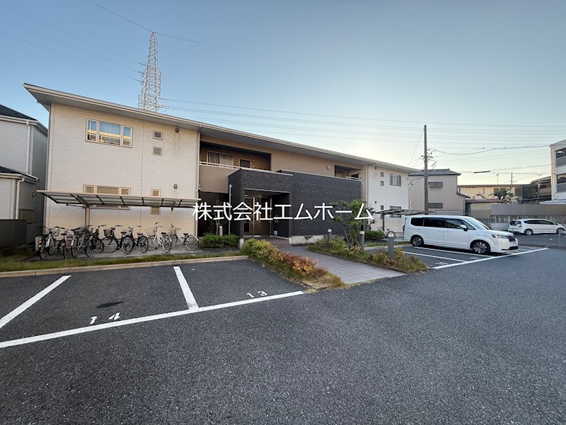建物外観　オートロック付　平面駐車場　屋根付駐輪場　ゴミステーション付
