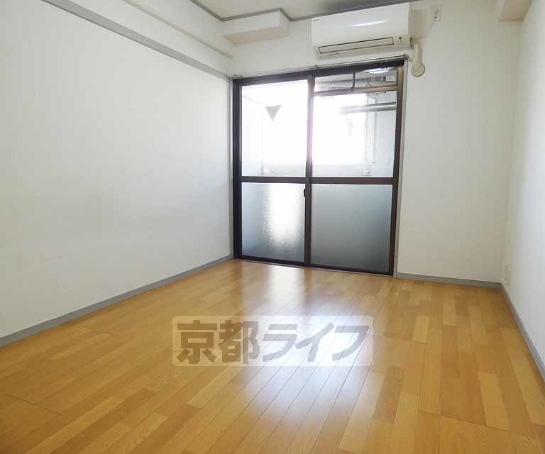 居室・リビング　落ち着いた雰囲気のお部屋です