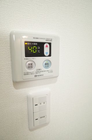 その他設備　キッチンサイドにも給湯設定機。
