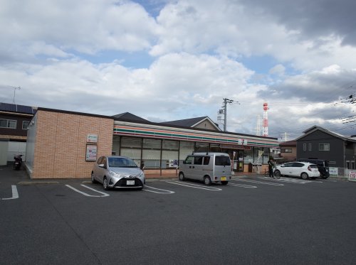 コンビニ　セブンイレブン（コンビニ）まで261m