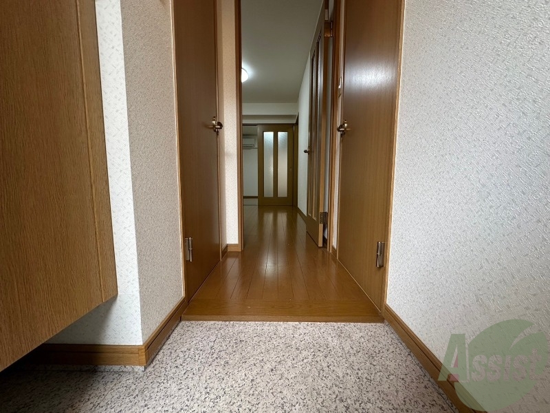 玄関　こちらはクローゼットです。収納に困らなそうです。