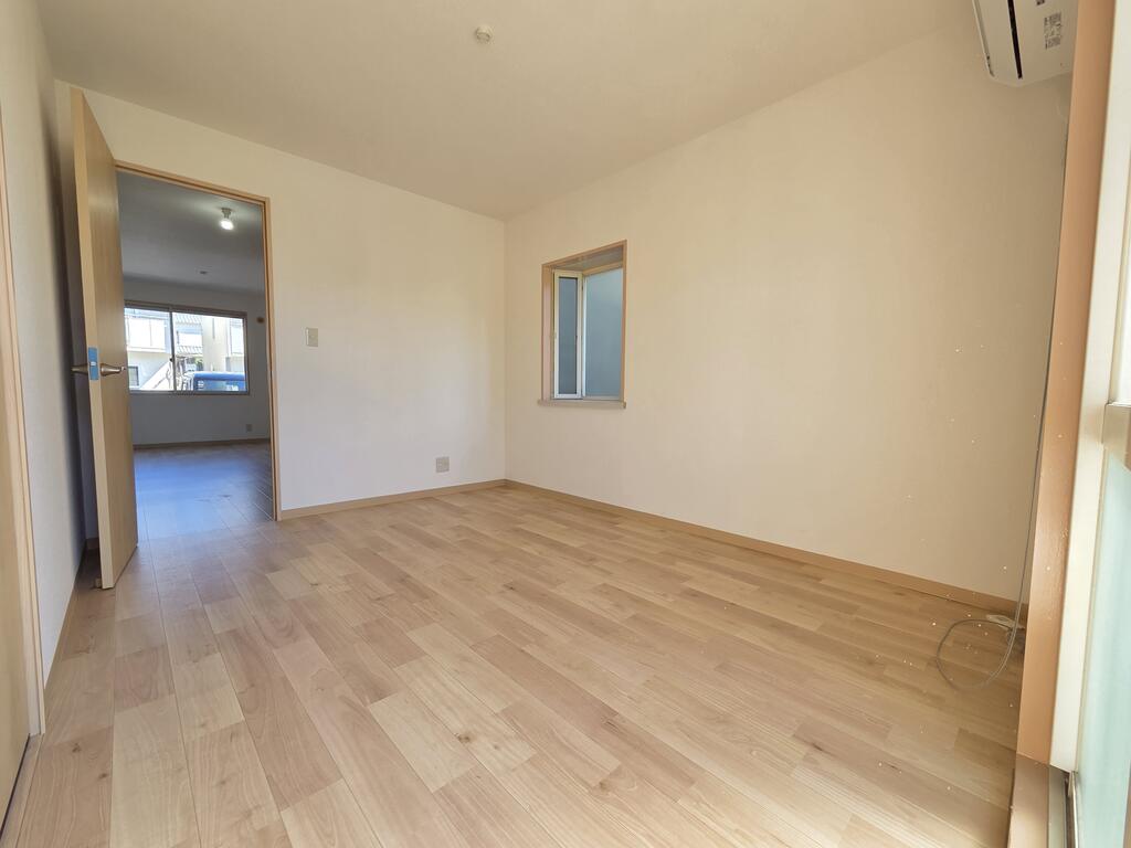 その他　二面採光の風通しの良いお部屋です♪