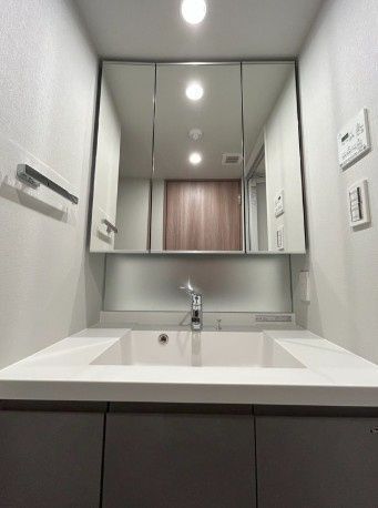 洗面設備　写真は同タイプ住居です。
