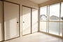 居室・リビング　陽が入るお部屋です
