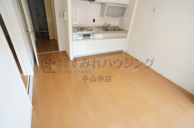 ジャルダン宝塚中山台弐番館A棟の居間写真