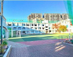 小学校　新宿区立柏木小学校（小学校）まで897m