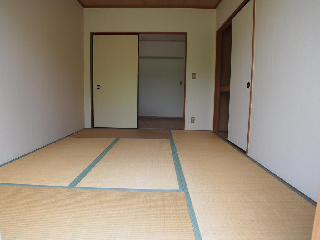 その他部屋・スペース　寝室に最適な和室には押し入れが1間有！！　＊畳は貼り替え前